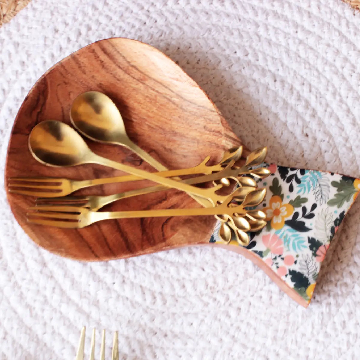 Blush Gaze Spoon Rester – Elegant Wooden Spoon Holder for Kitchen & Dining Table