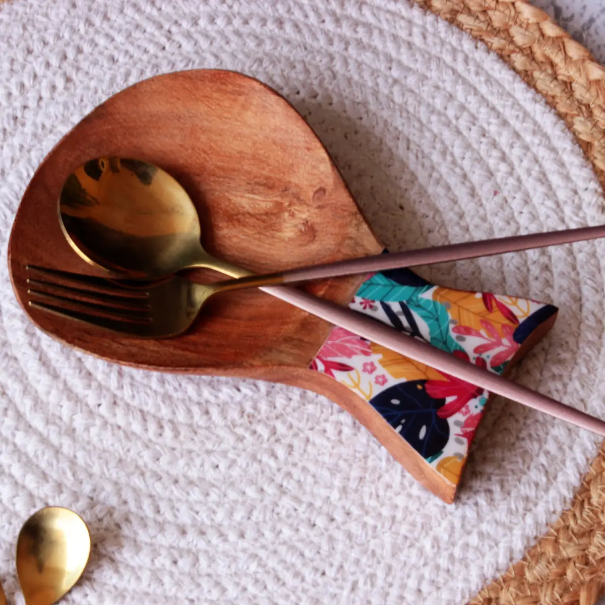 Charm Leaf Spoon Rester – Elegant Wooden Spoon Holder for Kitchen & Dining Table